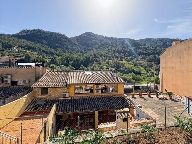 Casa de Pueblo con Jardín Escalonado y Espectaculares Vistas
