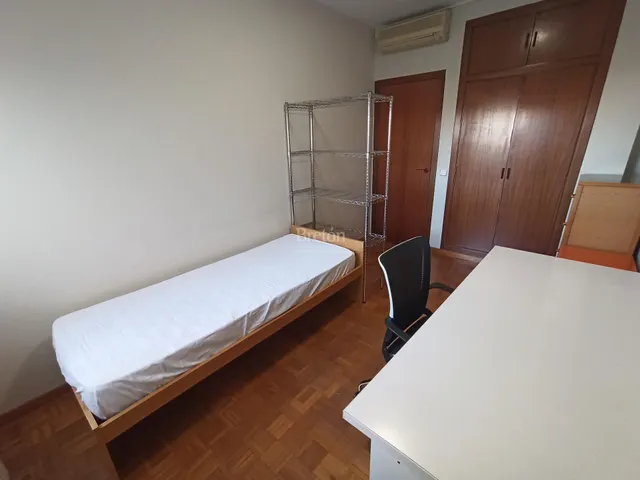 Interesante piso, incluye plaza de garaje, Sector Universidad. — 25
