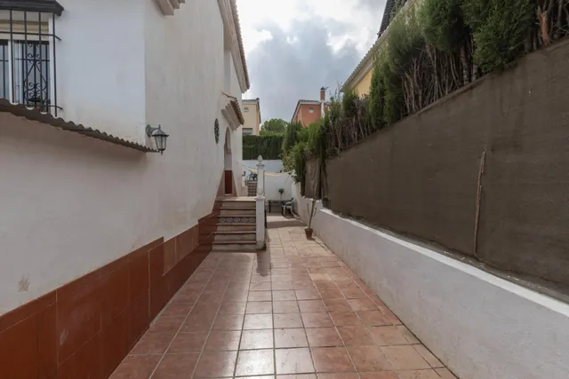 Casa independiente con piscina en La Zubia. — 35