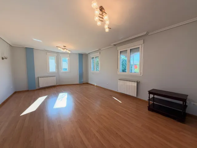 VENTA: Amplio Chalet en la Exclusiva Zona de Compostilla. — 10