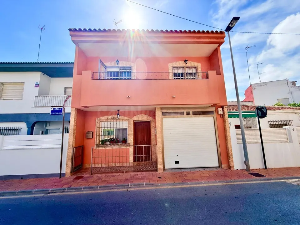 Amplia casa con garaje privado en San Pedro del Pinatar a 5 minutos andando de la playa