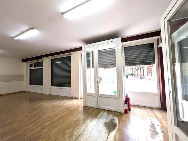 ALQUILER  local  en chaflán con Agustina de Aragon 55  y Calle Cerezo 11 — 8