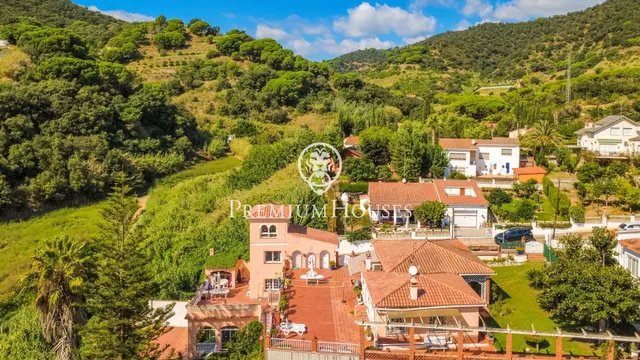 Casa independiente con piscina interior y jardín en venta en Calella — 24