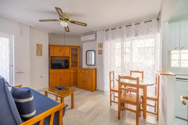 Apartamento de 1 dormitorio con dos terrazas en el centro de Torrevieja — 11
