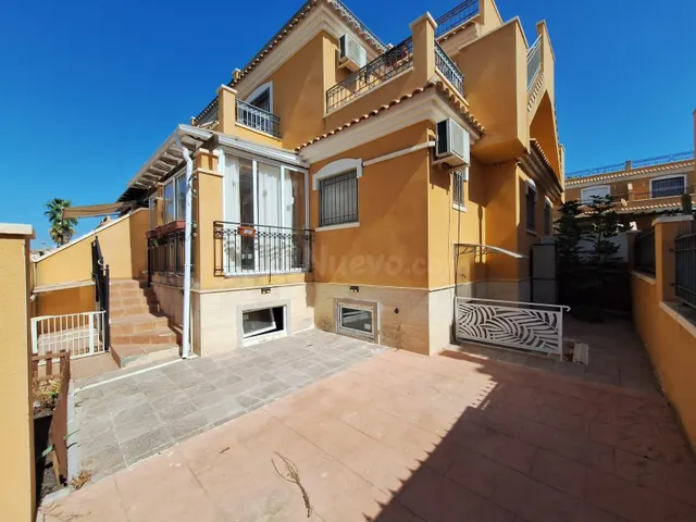 Encantador Dúplex en Aguas Nuevas, Torrevieja por €259.000 — 2