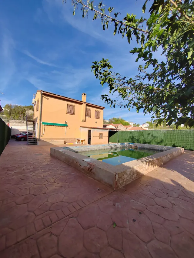 SE VENDE CHALET EN ZONA ANTIGUA CARRETERA DE GRANADA — 14