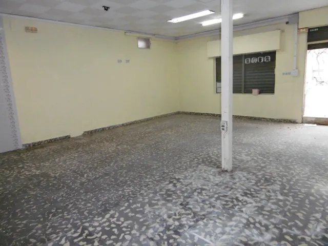 LOCAL COMERCIAL CON MUCHA FACHADA