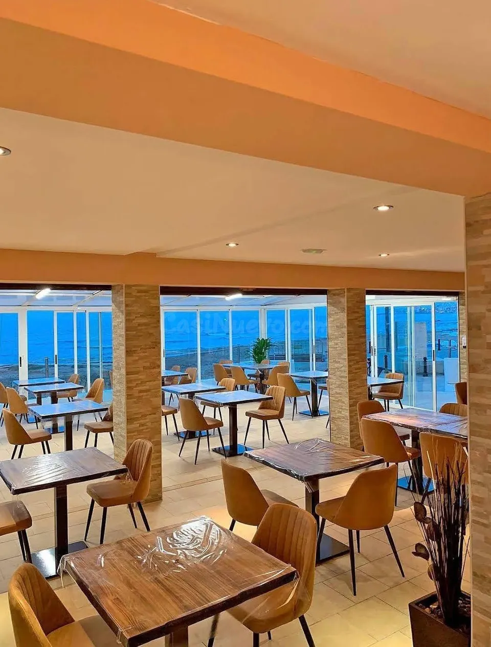 Local comercial en primera línea de La Mata con gran terraza privativa y rentabilidad inmediata