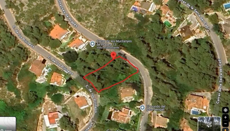Parcela de 980m2 con acceso a dos calles