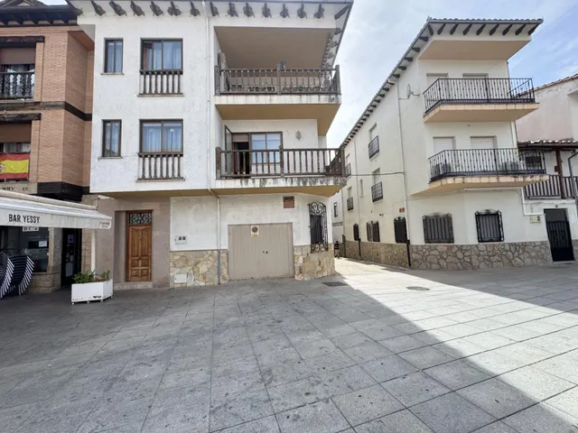 CASA EN LA EMBLEMATICA PLAZA DEL CASTILLO DE CANDELEDA - foto 2