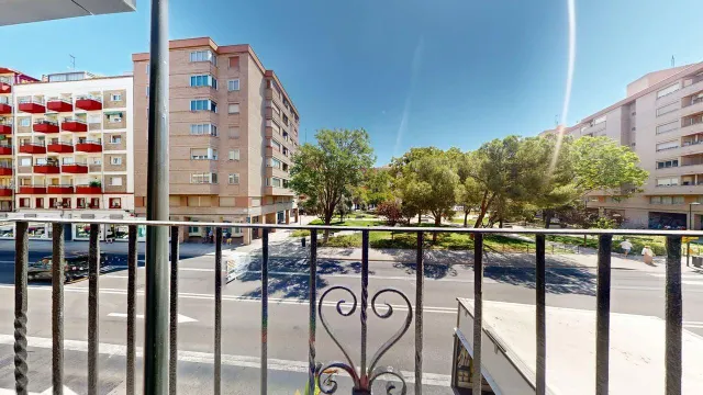 Piso de 89 m2 útiles con AMPLIA TERRAZA DE 40m2!!! Distribuido en cinco dormitorios, salón, cocina con despensa y terraza interior a patio de luces y un baño. — 7