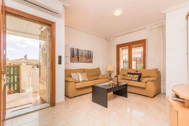 BONITO APARTAMENTO EN TORREVIEJA:3 HAB, 1 BAÑO, 1 ASEO — 2