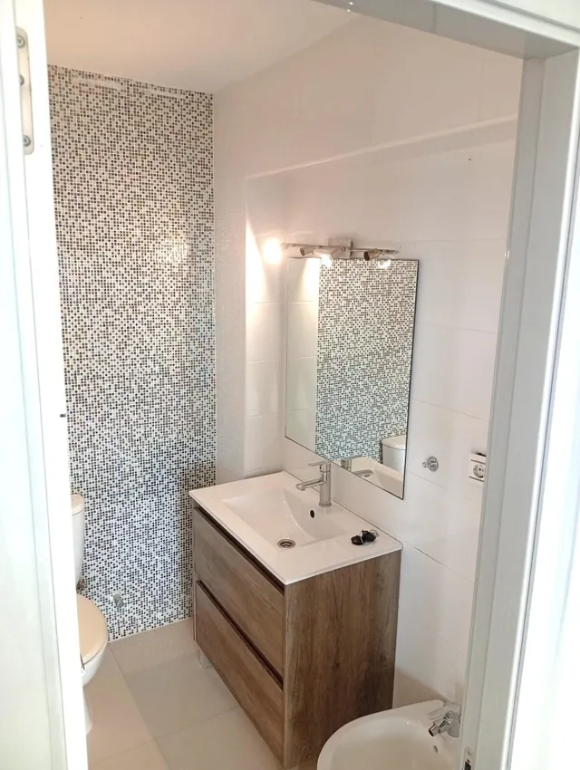 Amplio y luminoso piso de 3 dormitorio con impresionantes vistas al mar en la Carihuela, Torremolinos — 23