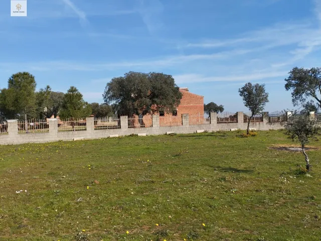 SE VENDE TERRENO en Ctra. Badajoz en Paraje Ramogil - foto 2