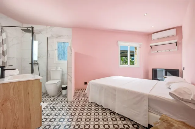 ESPECTACULAR VILLA CON PISCINA, 6 DORMITORIOS EN SUITE Y VISTAS AL MAR EN SA TORRE — 9