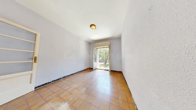 Piso de 89 m2 útiles con AMPLIA TERRAZA DE 40m2!!! Distribuido en cinco dormitorios, salón, cocina con despensa y terraza interior a patio de luces y un baño. — 5
