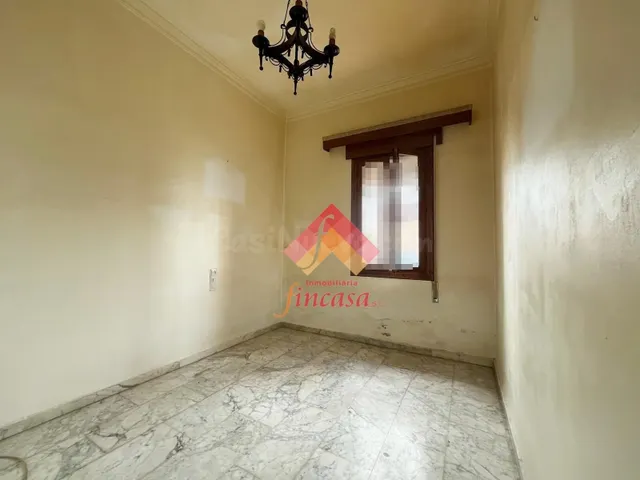 SE VENDE AMPLIO CHALET CON COCHERA EN EL CENTRO - foto 5