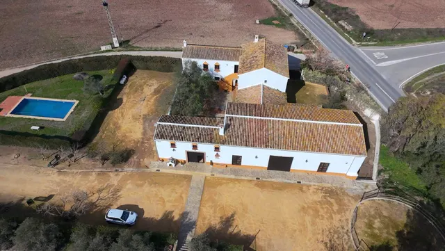 Cortijo con salones de celebraciones y hospedaje turístico