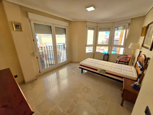 Amplia Vivienda en Alquiler con Terraza en Castellón. — 25