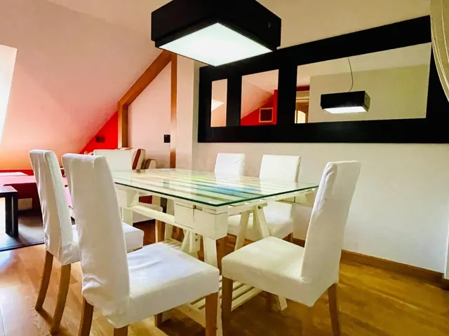 Apartamento de dos habitaciones enfrente del castillo con ga