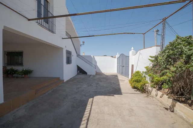 GRAN PARCELA CON VIVIENDA UNIFAMILIAR, 3 APARTAMENTOS, PISCINA Y VISTAS PANORÁMICAS EN PADUL (GRANADA) — 1.430 m2 DE TERRENO — 14