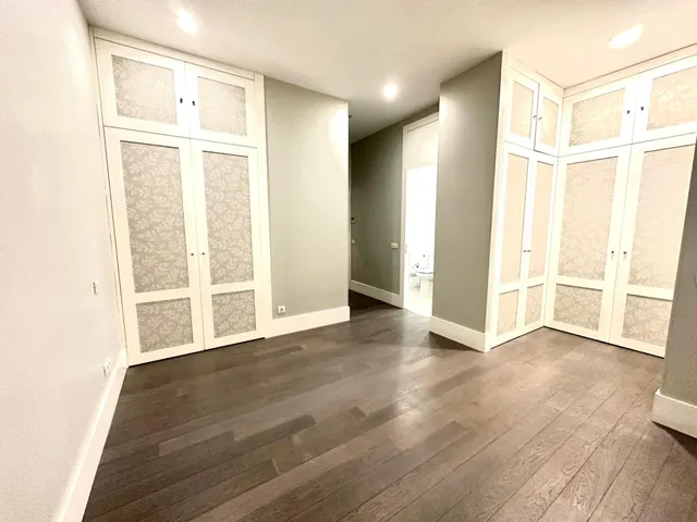 IMPRESIONANTE VIVIENDA EN CLAUDIO CUELLO ESQUINA JORJE JUAN — 35