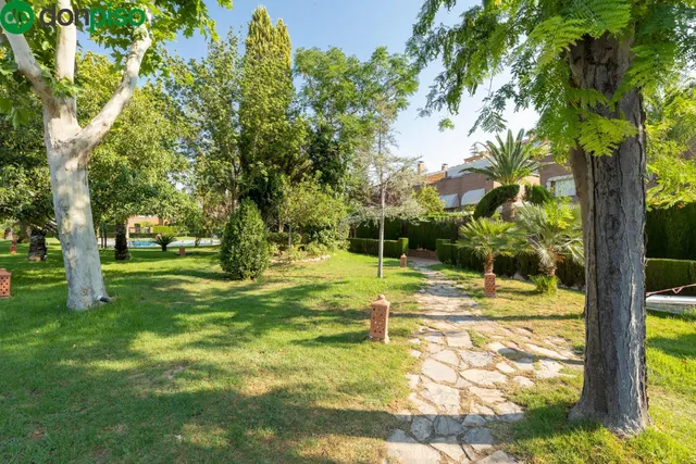CHALET ADOSADO EN URBANIZACIÓN ADORATRICES — 46