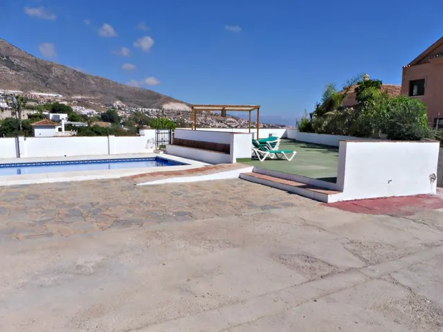 Chalet de 3 dormitorios con 2221m2 de parcela y vistas panorámicas — 17