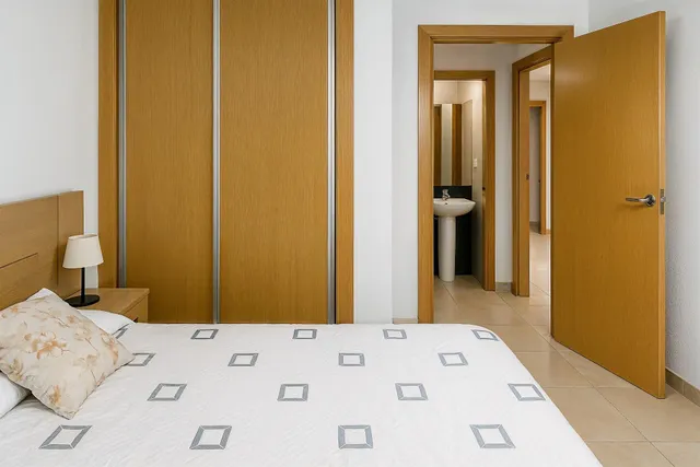APARTAMENTO SEMINUEVO EN PRIMERA LÍNEA CON TERRAZA, PISCINA Y LICENCIA TURÍSTICA !! — 24