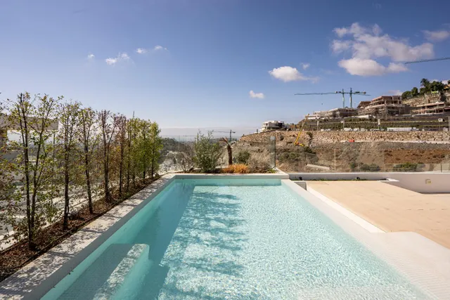 Espectacular Ático de Lujo con solarium, piscina privada y vistas al mar. 4 dormitorios y 4 baños. Benahavis — 39