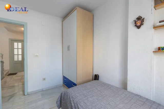 Casa independiente con piscina en La Zubia. — 16