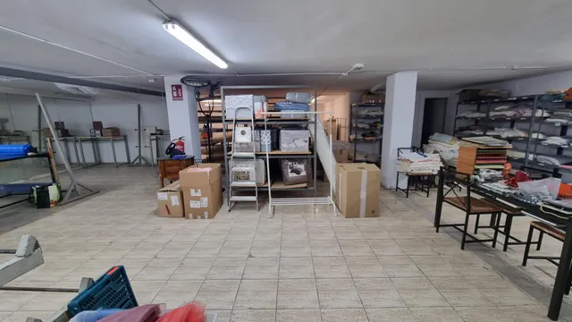 LOCAL COMERCIAL DE DUES PLANTES, AMB LLOGATER — 10