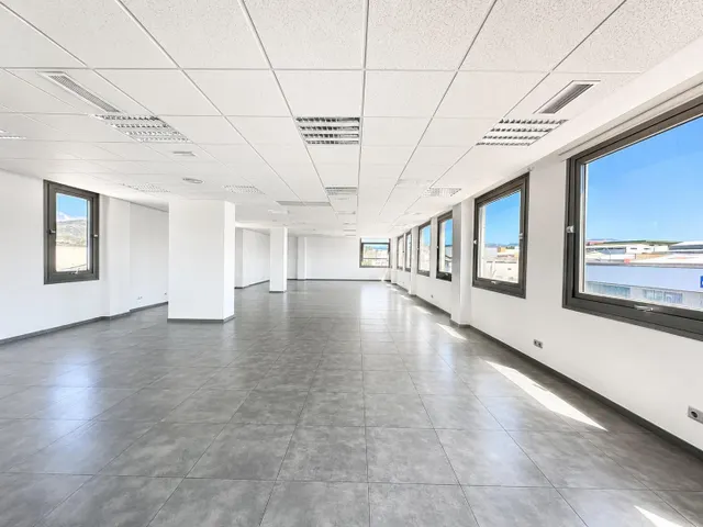 OFICINA DE 180 m2 "LISTA PARA ENTRAR" EN CAN VALERO ( C/ POI