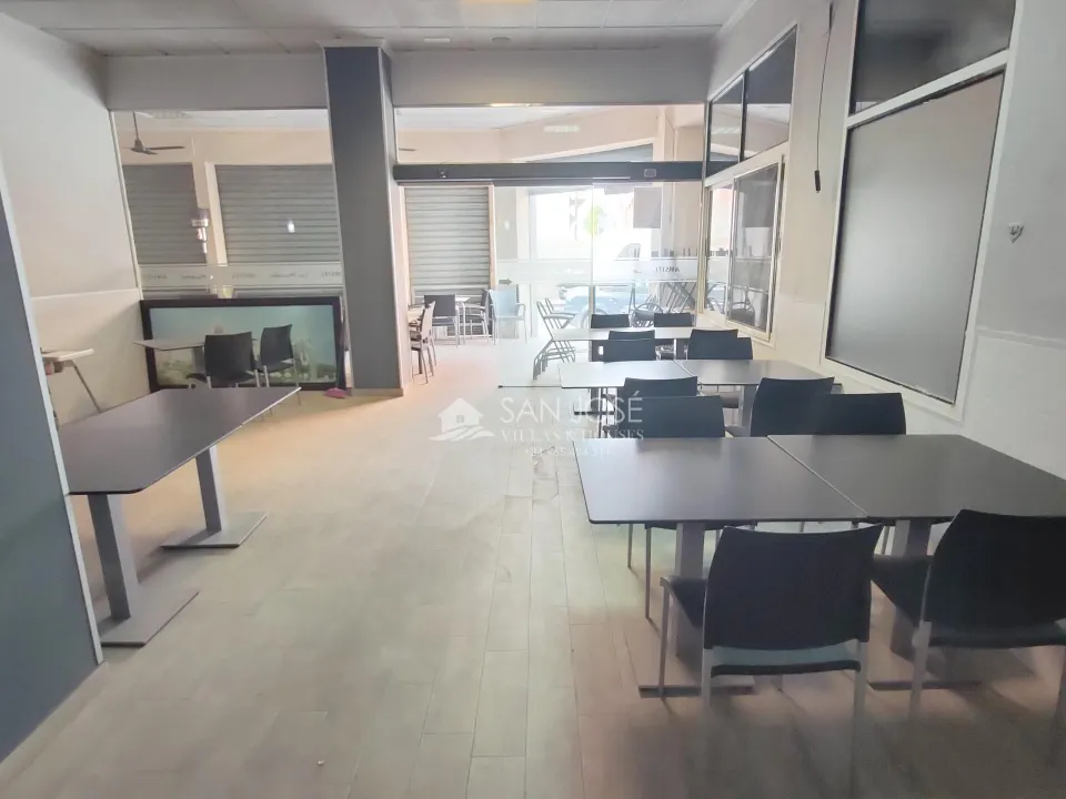 SE VENDE LOCAL CON CAFETERIA-BAR MONTADO CON LICENCIA EN BUENA ZONA DE NOVELDA