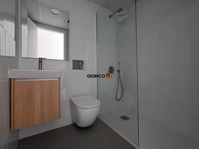 PISO EN QUINTA PLANTA SIN AMUEBLAR MUY CÉNTRICO — 6