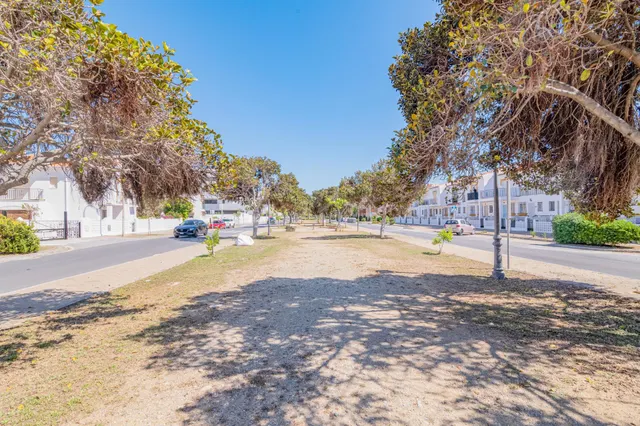 Chalet adosado en Salobreña playa, urb. privada con piscina y jardines. — 10