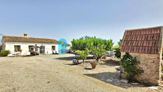 CASA DE CAMPO CON PISCINA Y MÁS DE 31.000 m2 DE PARCELA EN R