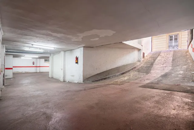 Plaza de garaje en el centro — 7
