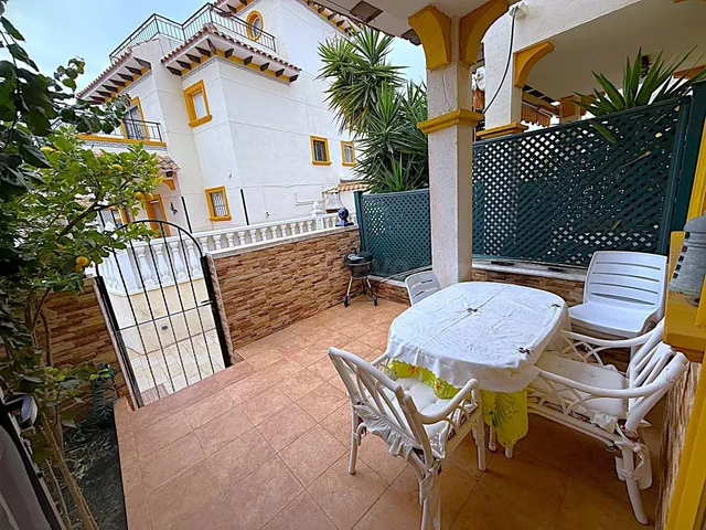 Bonita casa con piscina comunitaria en Punta Prima - foto 3