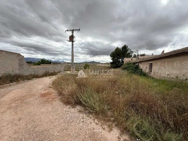 SE VENDE PARCELA DE TERRENO RÚSTICO CON POZO, CASA PARA REFO - foto 4