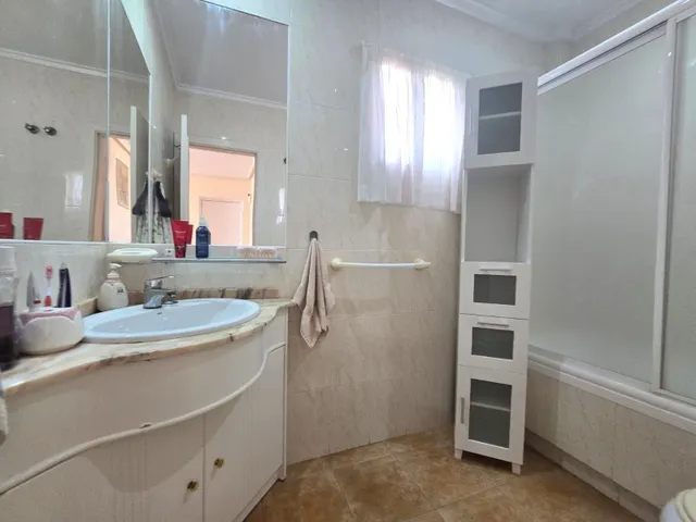 Amplia villa (aprox. 98 m2 + terrazas y garaje) con 3 dormitorios, 2 baños y gran piscina comunitaria. Cerca de colegios y comercios, y a solo 1,5 km de las playas de Punta Prima. — 37