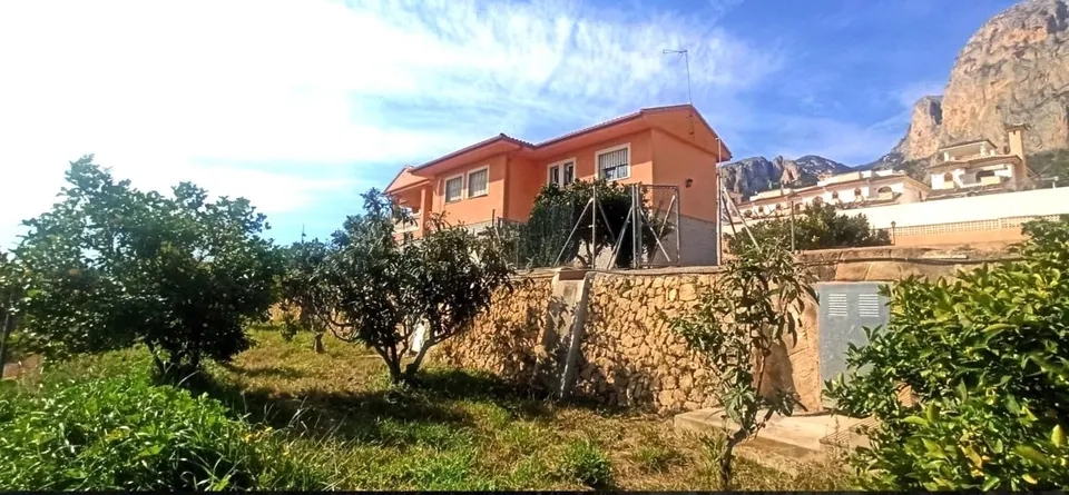 SE VENDE CHALET CON PARCELA DE 2450 M2 Y PISCINA PROPIA EN POLOP! SEVENDGROUP.COM!