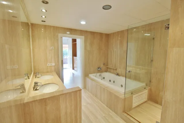 Exclusivo adosado en vistahermosa, Alicante — 439 m2 y dos grandes terrazas — 21