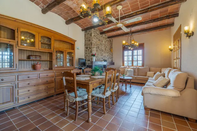 Casa rústica con gran jardín en Bon Relax, Sant Pere Pescador — 6