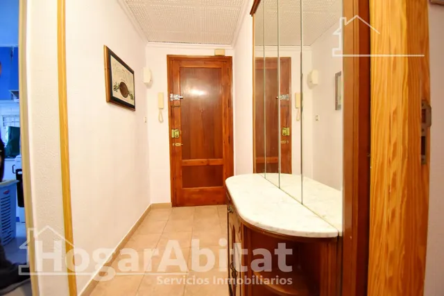 MUY AMPLIO CON 4 DORMITORIOS Y TERRAZA EN EL CENTRO — 28