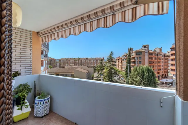 3 dormitorios, 2 baños, balcón con vistas despejadas y garaj - foto 4