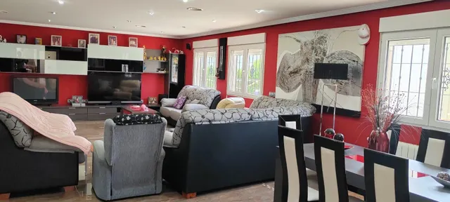 SE VENDE CHALET EN MUY BUENA ZONA PEGADO AL PUEBO Y A 20 MINUTOS DE ALICANTE — 18