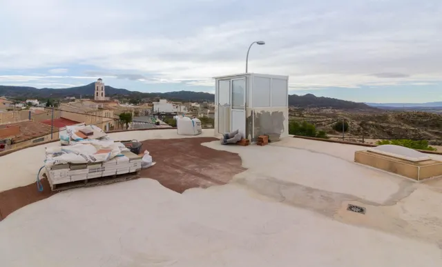 VIVIENDA CON NEGOCIO EN ABANILLA. — 23