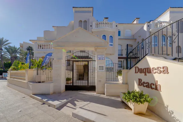 Apartamento de tres dormitorios y dos baños en residencial Duquesa Beach, primera línea de la playa de los locos — 41