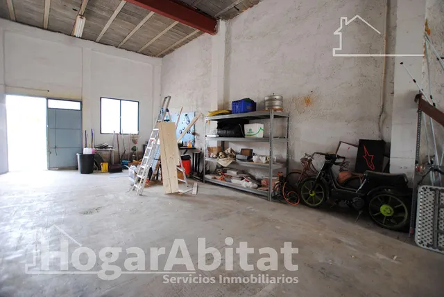 AMPLIO LOCAL COMERCIAL CON GARAJE — 8